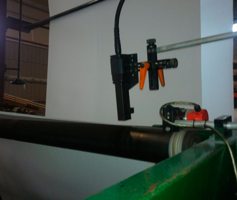 GRAVACIÓ AMB TINTA I SERIGRAFIA DE LA VORA DEL TEIXIT<br><span>Grabación con tinta y serigrafia del borde del tejido</span>