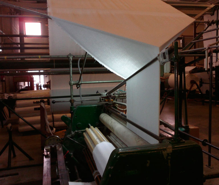 GRAVACIÓ AMB TINTA I SERIGRAFIA DE LA VORA DEL TEIXIT<br><span>Grabación con tinta y serigrafia del borde del tejido</span>