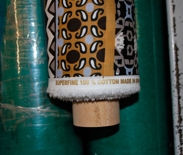 GRAVACIÓ AMB TINTA I SERIGRAFIA DE LA VORA DEL TEIXIT<br><span>Grabación con tinta y serigrafia del borde del tejido</span>